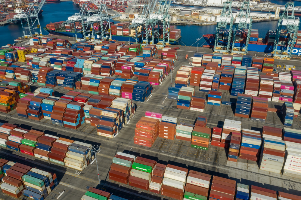 Дефицит пустых контейнеров, рекордные очереди на разгрузку: кризис морских перевозок усугубляется